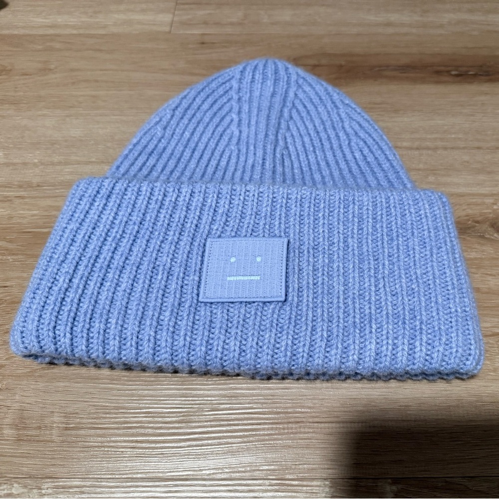 Acne beanie